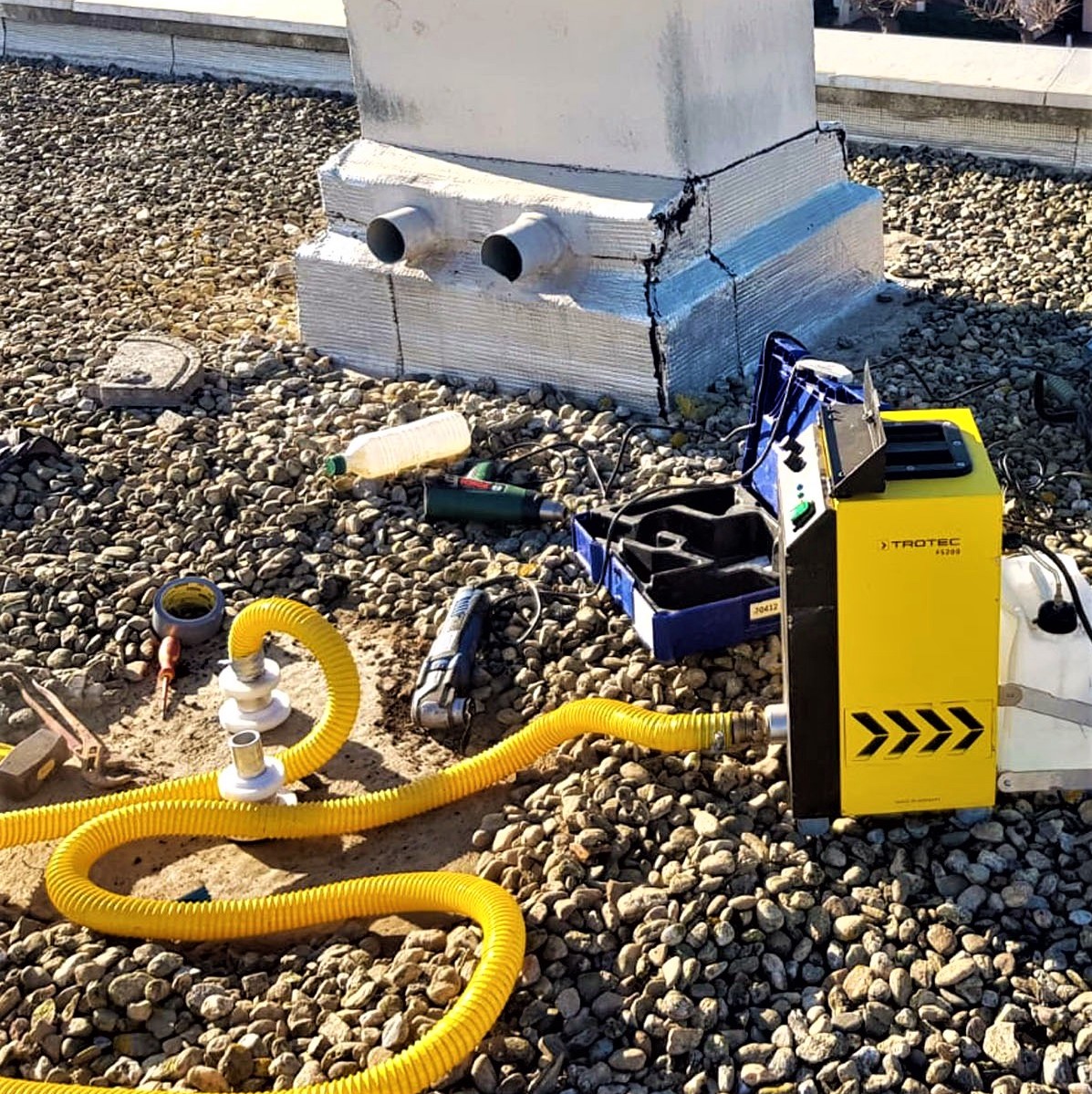 Recherche de fuite toiture et toit terrasse au fumigène